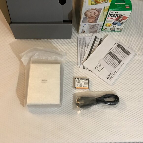 Fujifilm Instax Share SP‑2 Smartphone Printer Kit- Gold- New in Box + Bonus Film - Picture 3 of 13